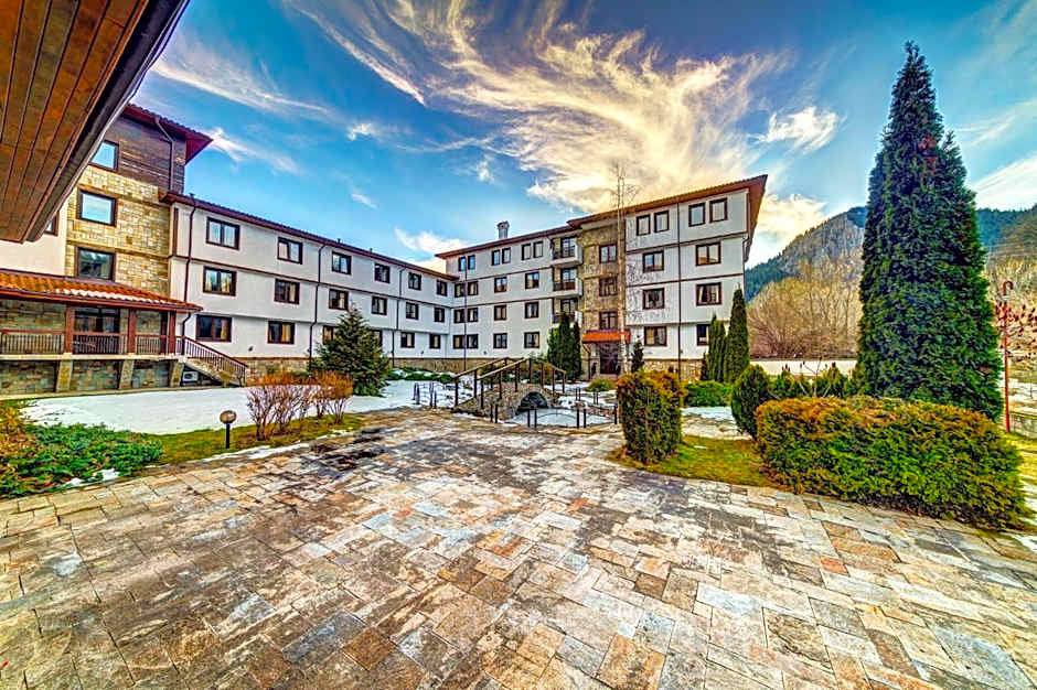 Complex Silver Hills