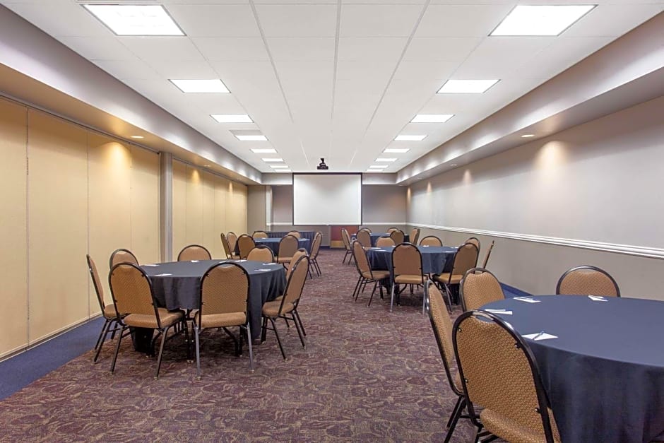 AmericInn by Wyndham Mankato Event Center