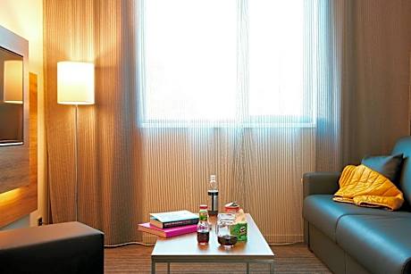 Family Room, 1 Queen Bed with Sofa bed (1 Queen Bed and 1 Double Sofa Bed)