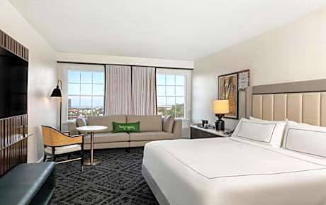 Deluxe King Room with City View - Mobility Accessible Tub