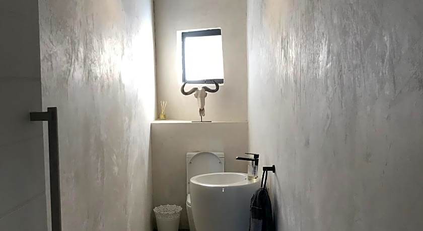 Simba Safaris African Pride Exotic Lodge