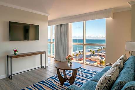 Executive Suite, 1 King, Sofa bed, Partial ocean view, High floor