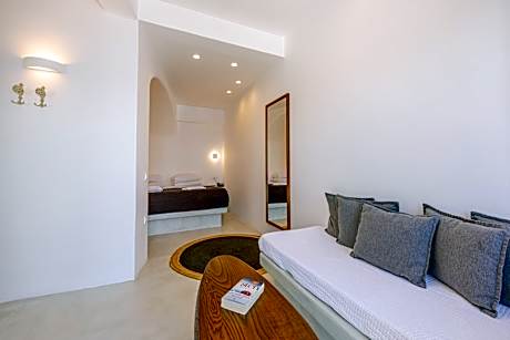 Honeymoon Double with Caldera View and hot tub
