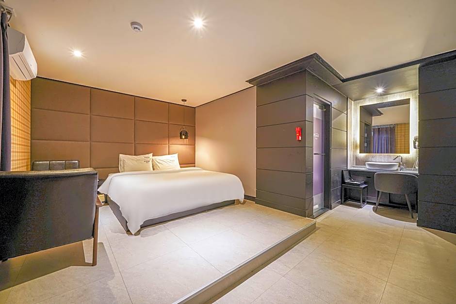 almond hotel Gupo station