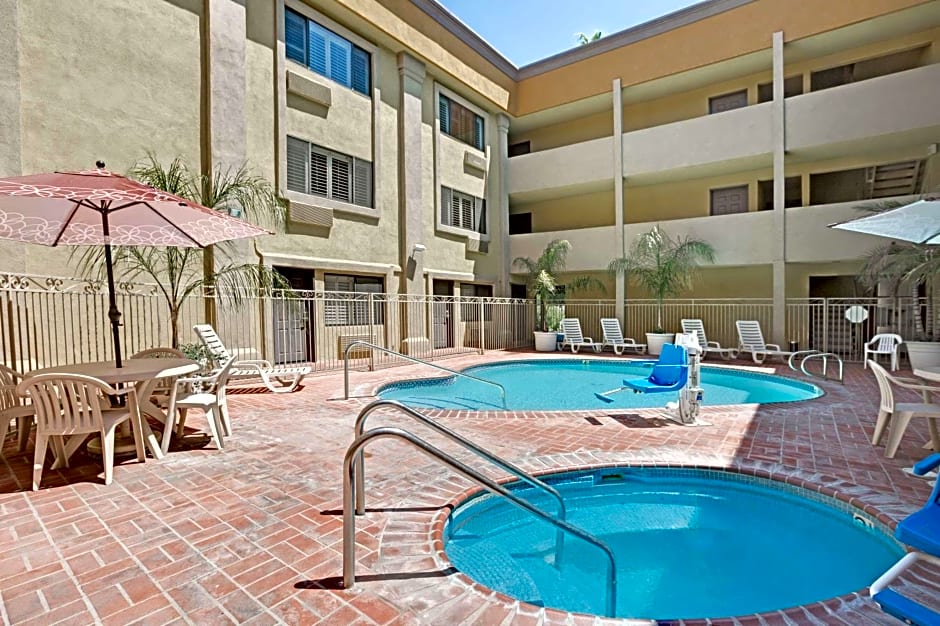 Days Inn by Wyndham West Covina