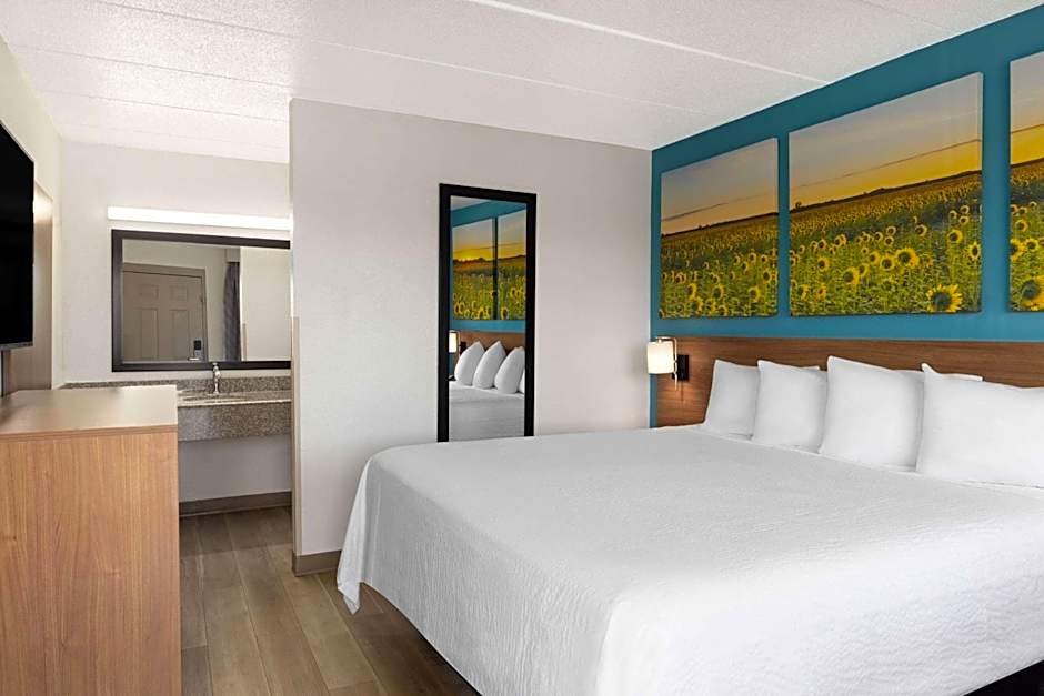 Day's Inn & Suites by Wyndham Indianapolis Airport East