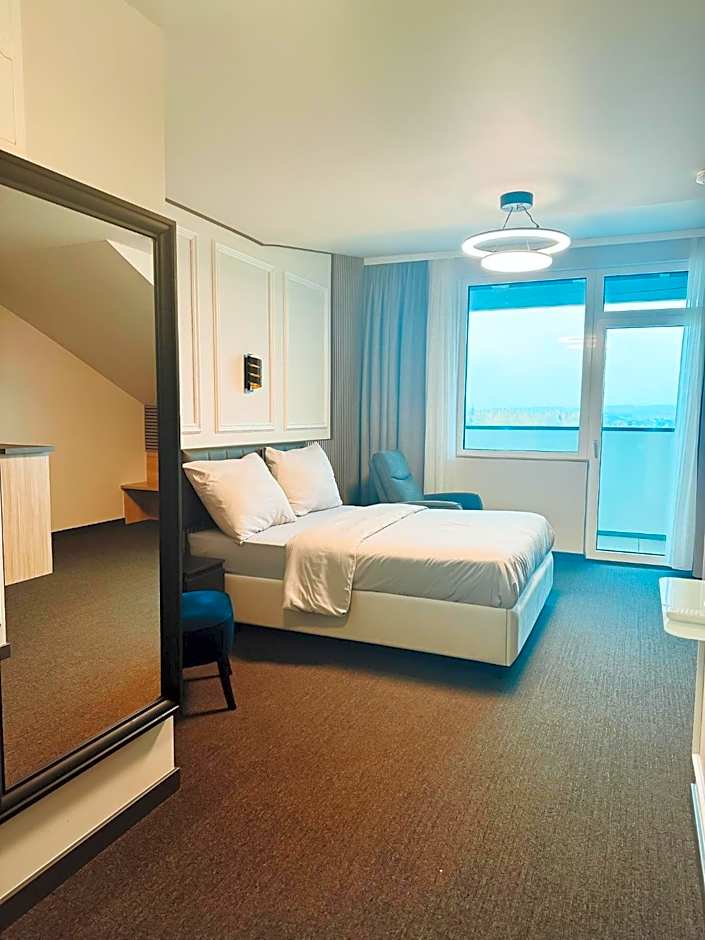 F Hotel 24h Check-In