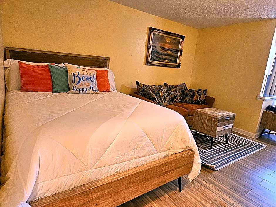 Oceanfront Escape With Balcony and heated salt water pool Sleeps 4