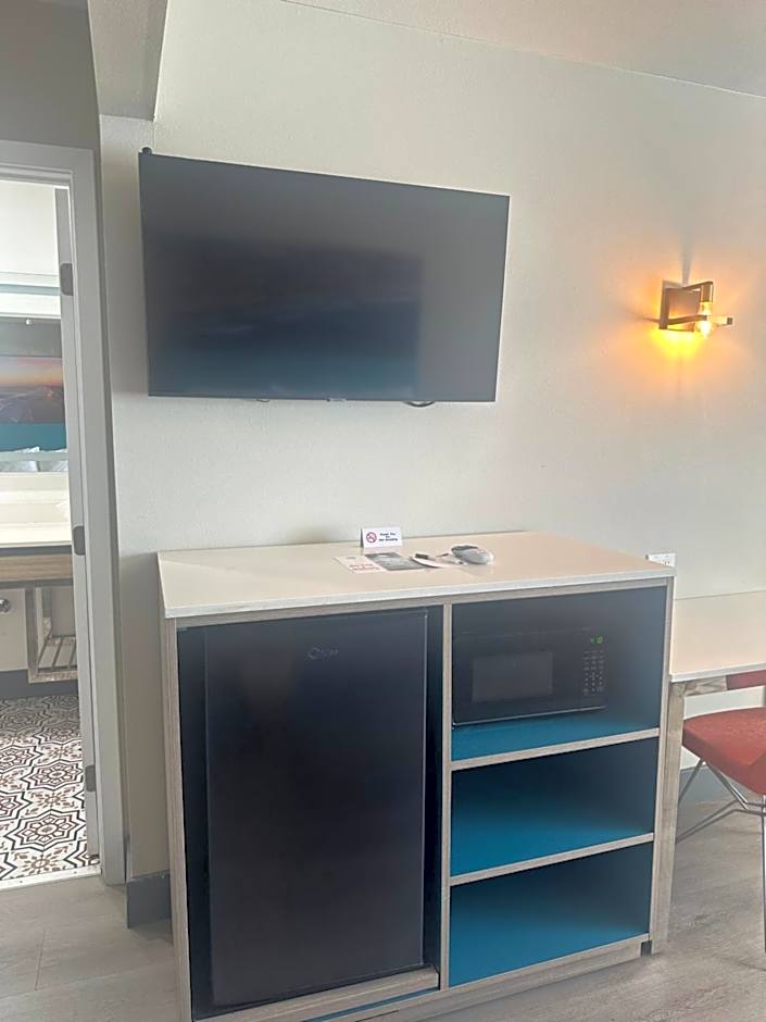 Super 8 by Wyndham Oceanside Downtown