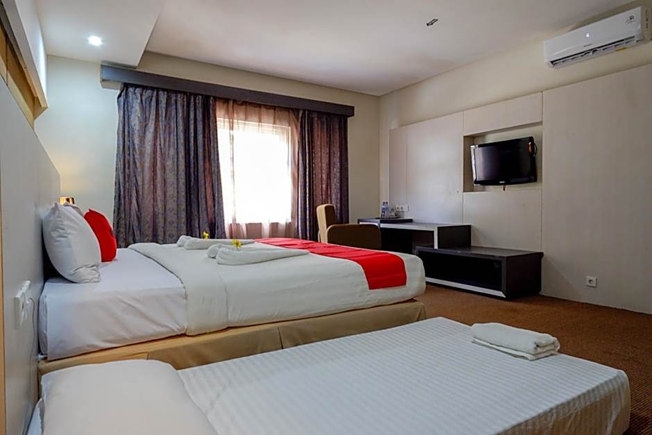 RedDoorz Plus near Hotel Benua Kendari