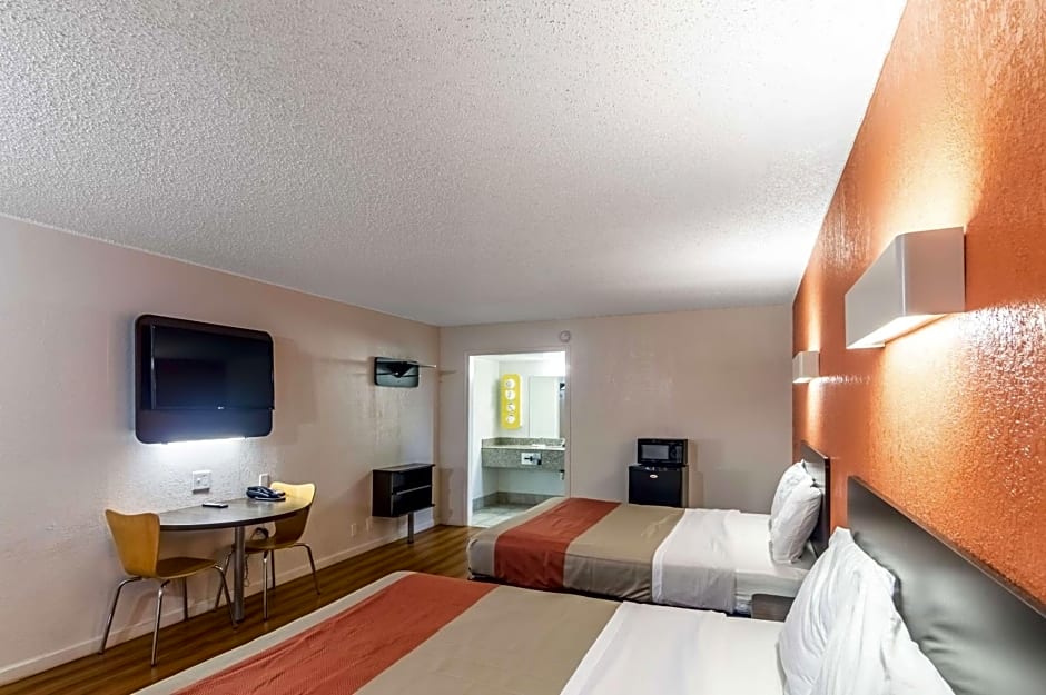 Motel 6-Clinton, OK