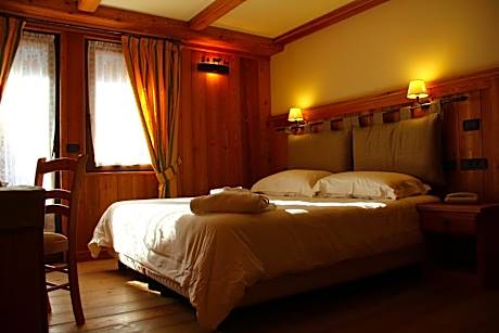 Family Room (2 Adults + 2 Children)