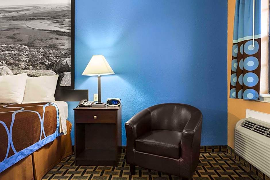 Super 8 by Wyndham Henryetta