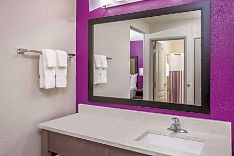 Queen Room - Mobility Access/Non-Smoking