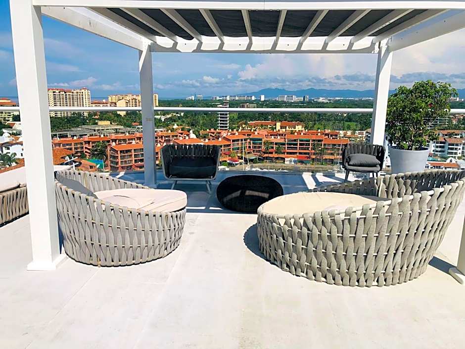 Luxurious Oceanfront condo with Unmatched Panoramic Views