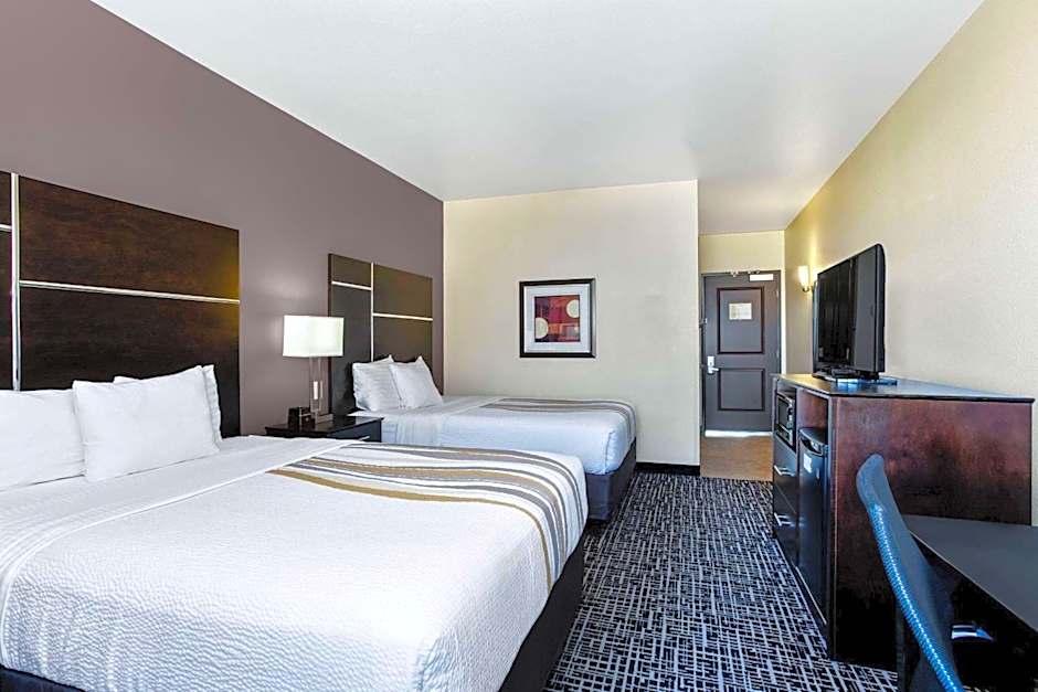 La Quinta Inn & Suites by Wyndham Denver Gateway Park
