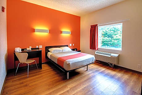 1 King Bed | Non-Smoking