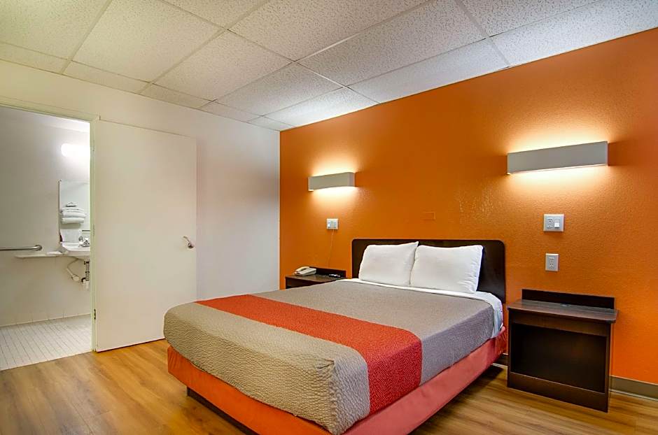 Motel 6-Salina, KS