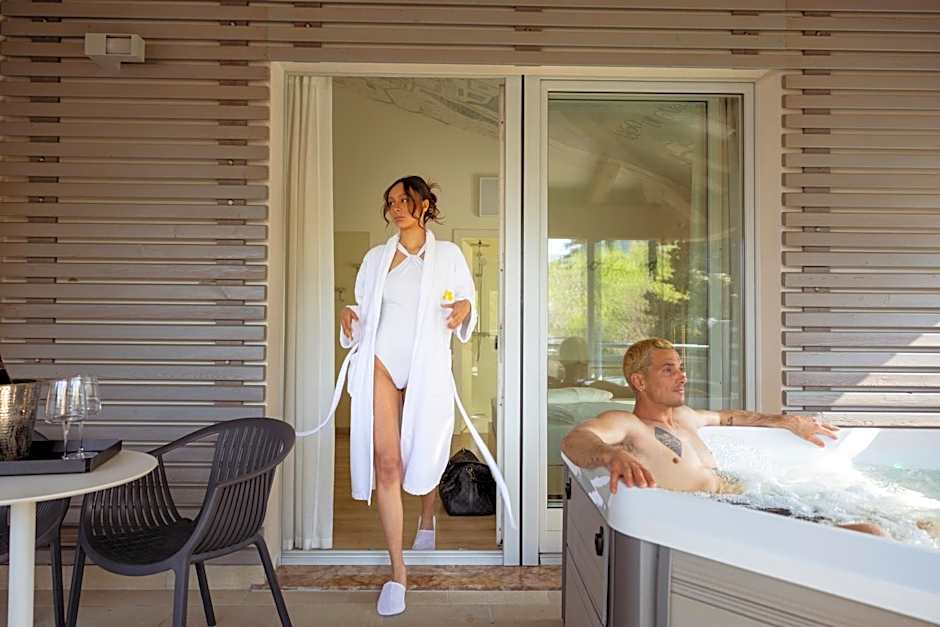 Hi Hotels Torbole - Heated Outdoor Pool & Spa