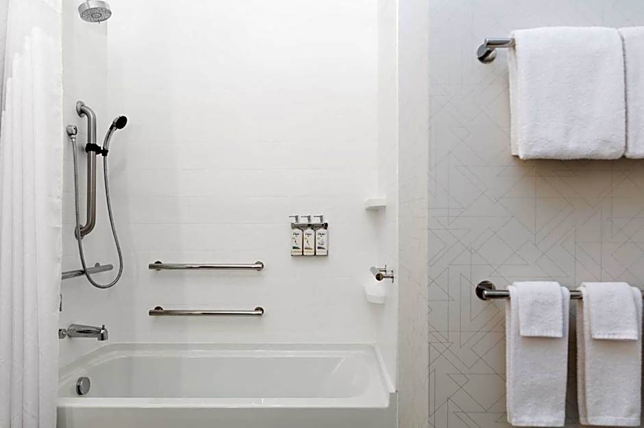 Holiday Inn Express Garden City East