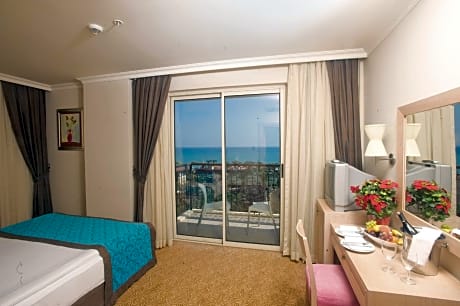 Double or Twin Room with Partial Sea View