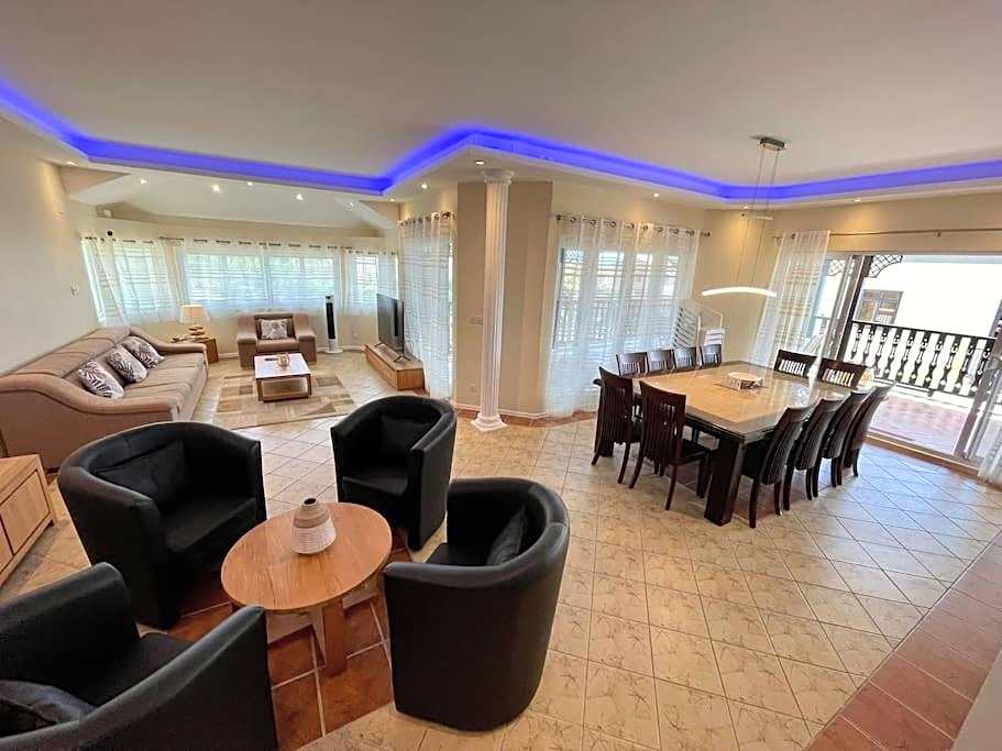 Villa Aglaia mit Pool, Garten und Palmen