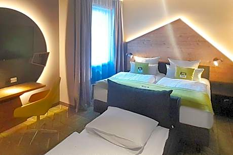 Premium Queen room with single sofa bed