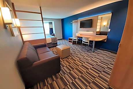 1 Queen Bed Mobility Accessible Suite Bathtub w/ Grab Bars Non-Smoking