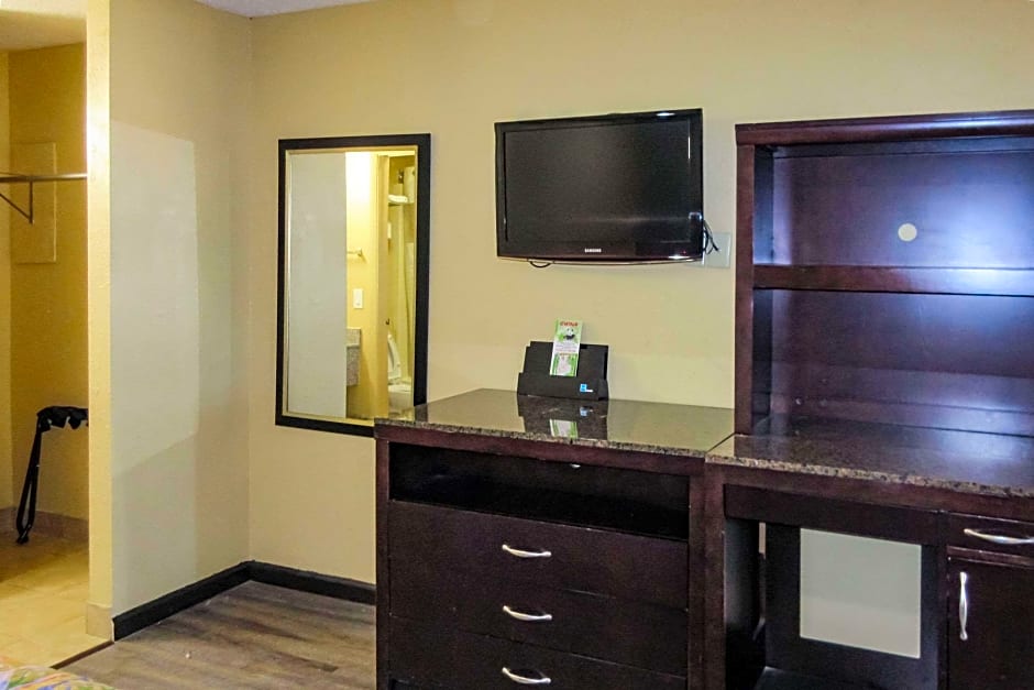 Econo Lodge Inn Suites