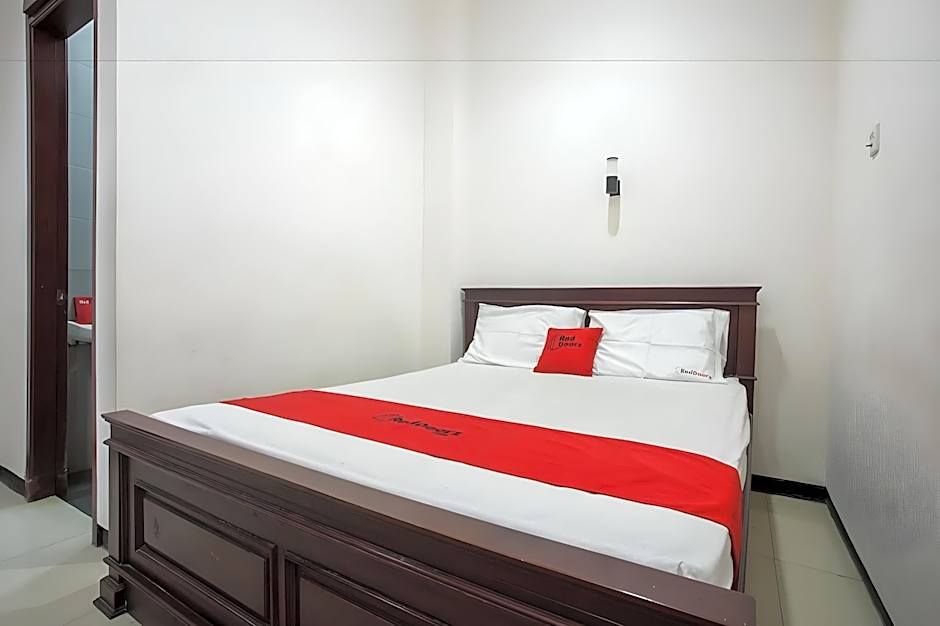 RedDoorz @ Raya Ngagel 2