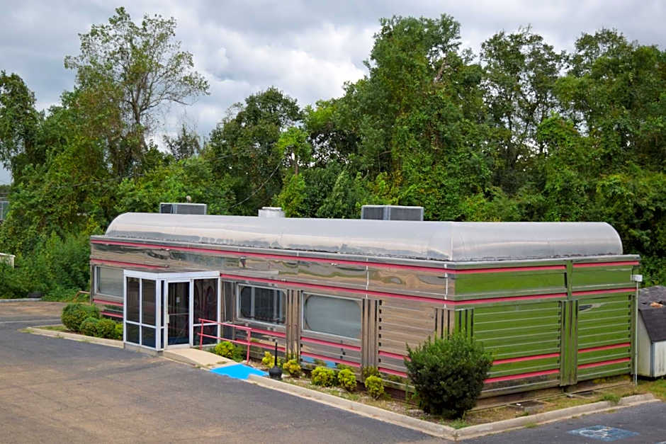 Value Inn - Livonia