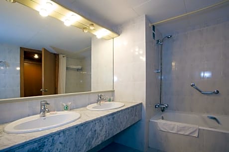 DOUBLE STANDARD WITH DOUBLE BED