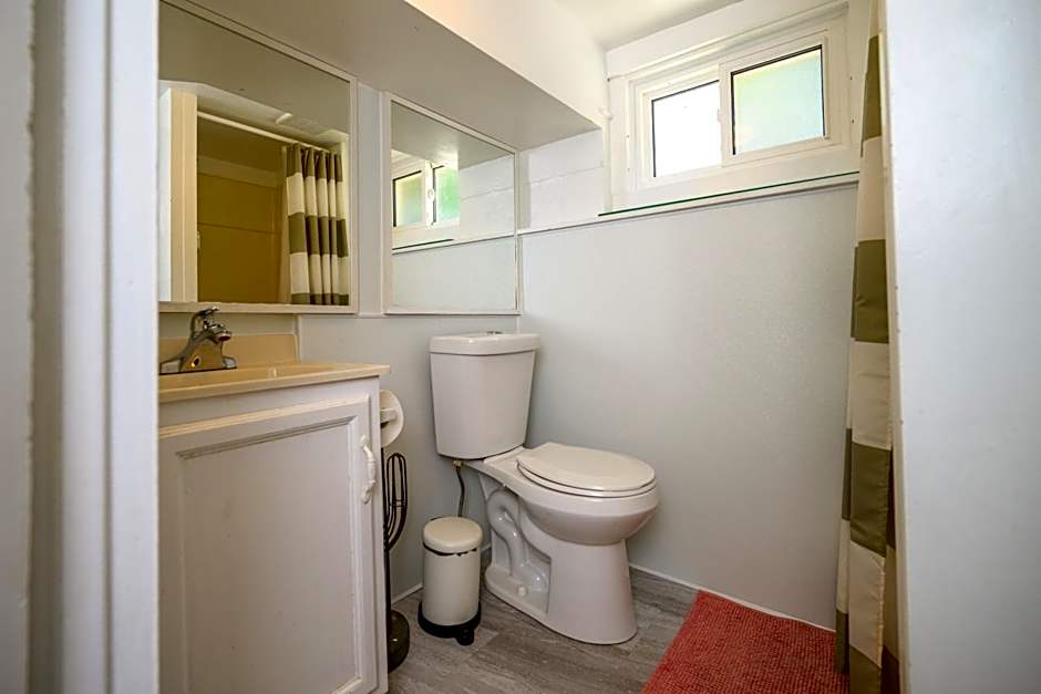 Charming Basement Suite with Private Entrance Near Subway, Koreatown & UofT