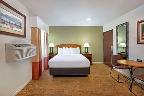 1 QUEEN BED,NSMK,HAIRDRYER,COFMKR,IRON&BRD,DATAPORT,FULL BREAKFAST