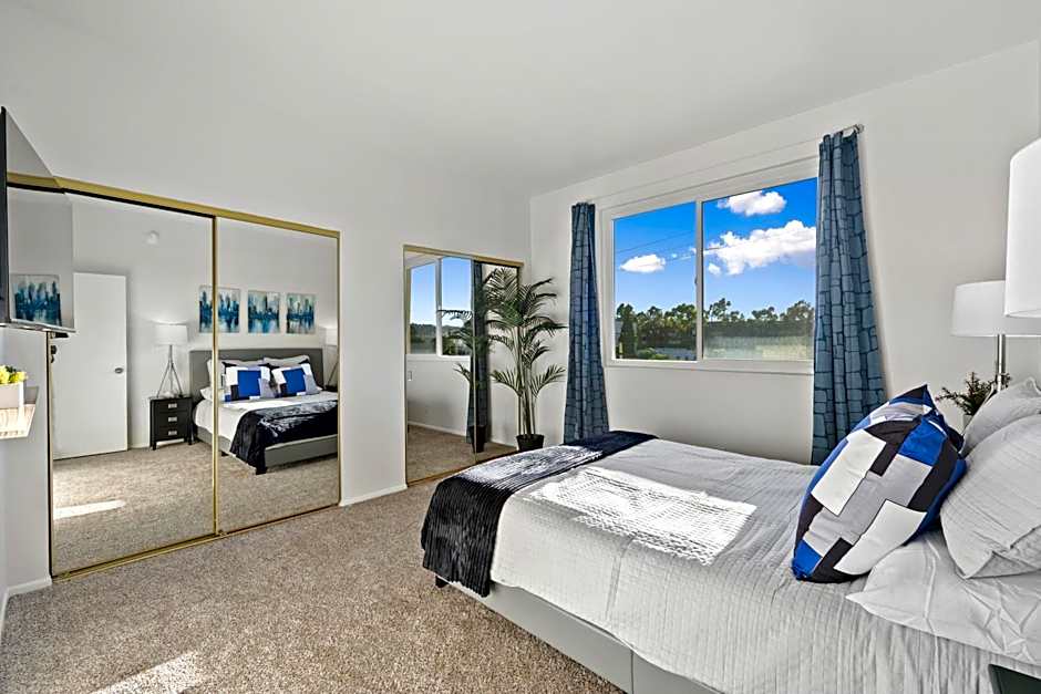 Beverly Hills Penthouse 2 BR Apt with Parking 407