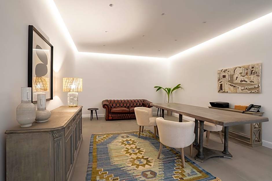 NĒRO Suites by NOMÉE Hospitality Group