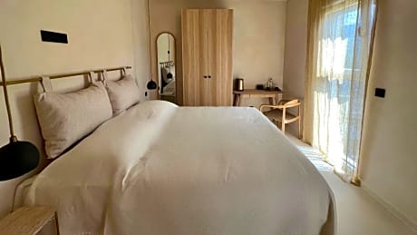 Deluxe Double Room with Side Sea View