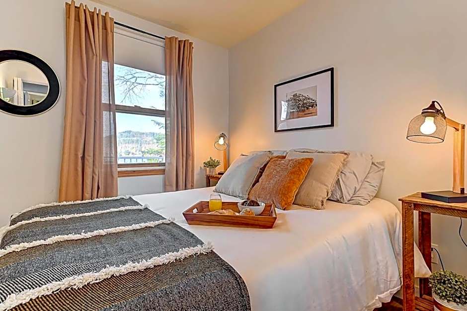 FRONT LAKE hot tub with sunset ski and slide 8p