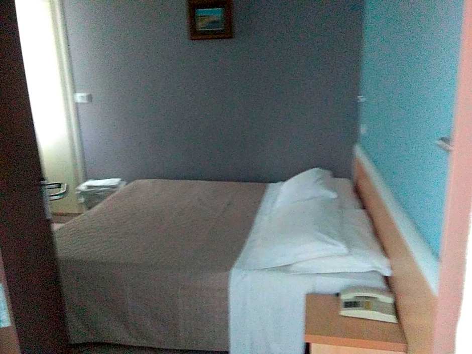 Photo 1 of 4 of Single Room