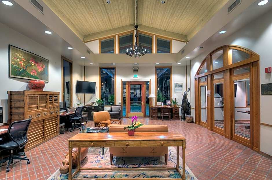 Dinah`S Garden Hotel