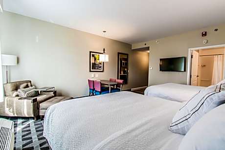 Studio with Two Queen Beds - Hearing Accessible