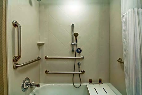 2 Queen Mobility/Hearing Accessible W/Bathtub