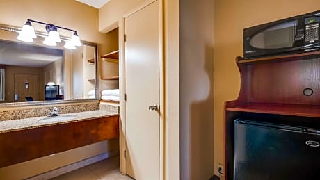 Accessible - Suite King Bed - Mobility Accessible, Bathtub, Private Patio, Microwave And Refrigerator, Non-Smoking, Full Breakfast