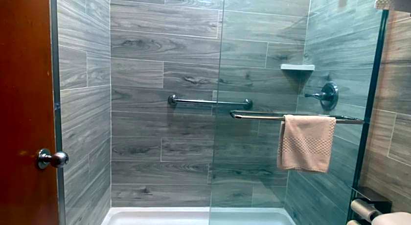 Econo Lodge Inn & Suites