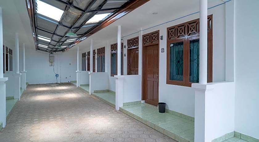 RedDoorz Near Bundaran Ciceri