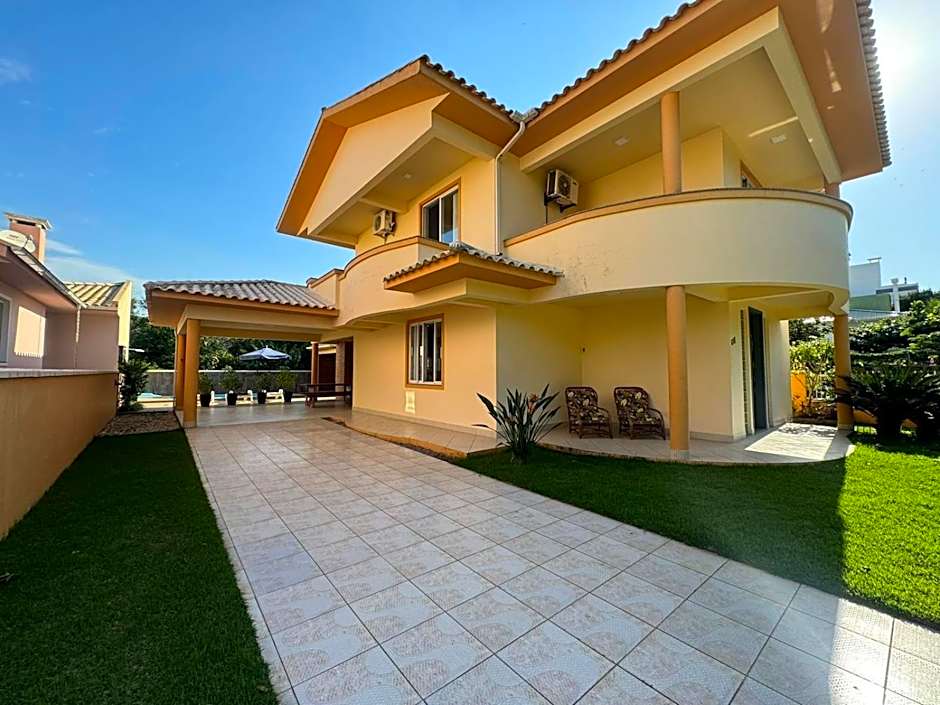 cód 11 - Excelente casa localizada á 180m do mar!