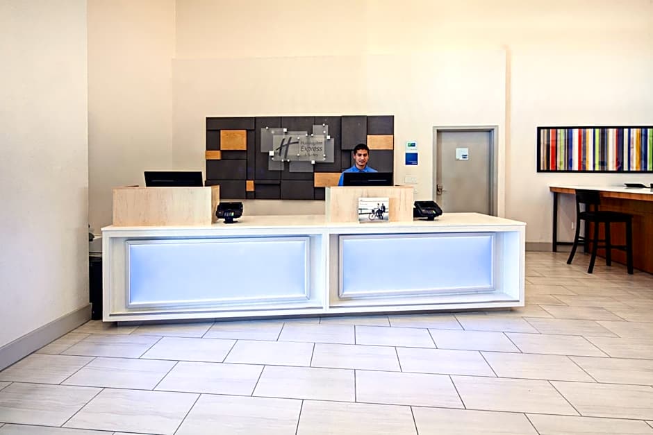 Holiday Inn Express & Suites Rancho Mirage By IHG