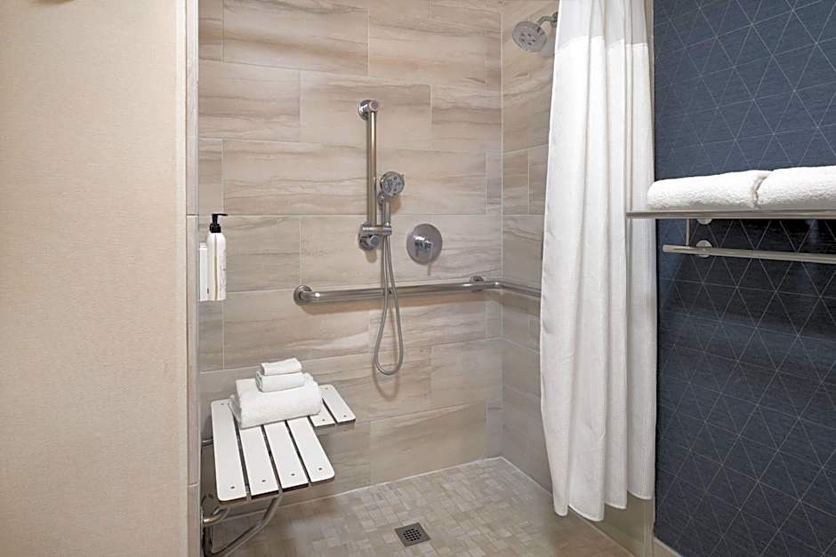 Fairfield by Marriott Inn & Suites Fresno River Park