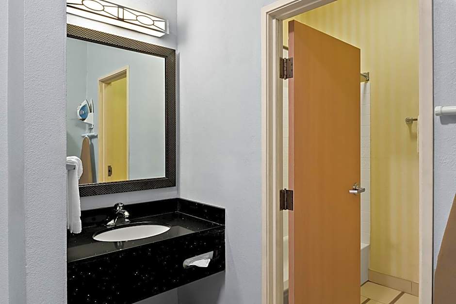 HomeTowne Studios by Red Roof East Lansing - Okemos