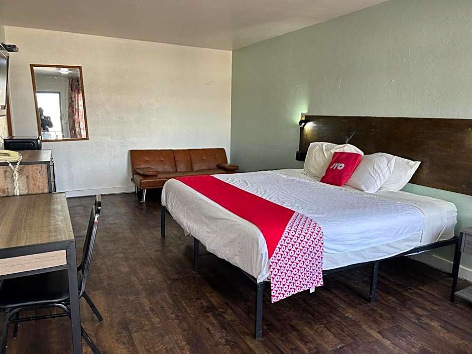 OYO Hotel Downtown Peoria IL I-74